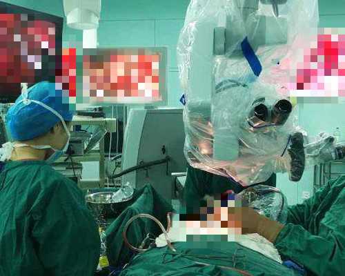 短语动词 step up，除了本意走上前去，还有很形象的意思