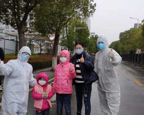 唐山打人事件，最新流出黑衣女李丹在门口报警照，证实她一直安全